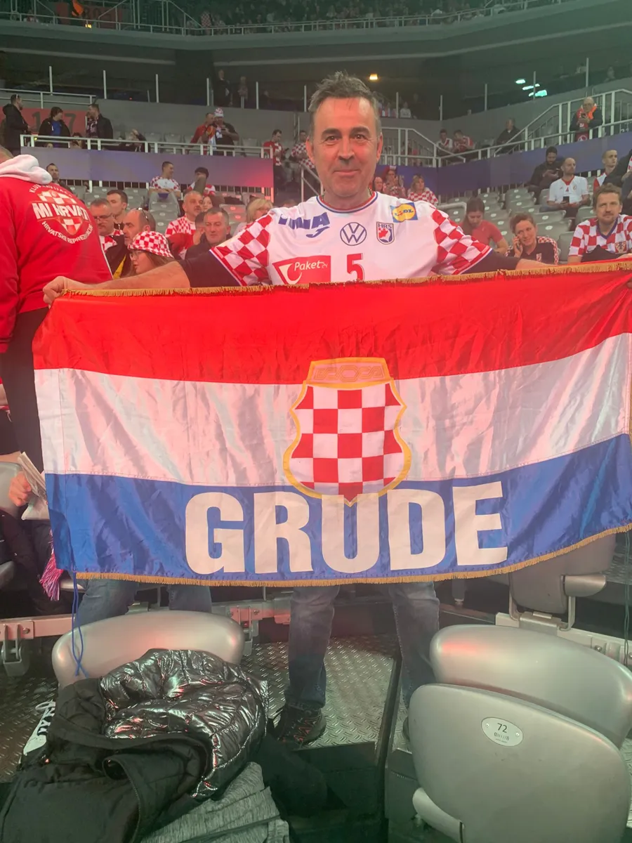 FOTO: U pobjedi Hrvatske isticale se zastave Gruda, Imotskog... i poseban transparent kapetanu Duvnjaku 2