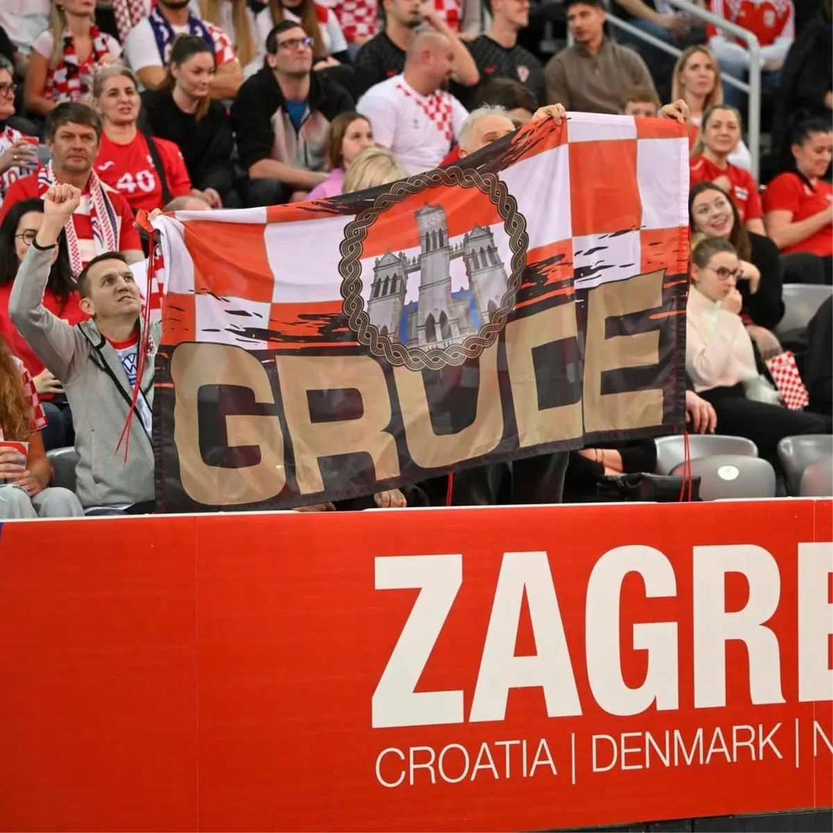 FOTO: U pobjedi Hrvatske isticale se zastave Gruda, Imotskog... i poseban transparent kapetanu Duvnjaku 3