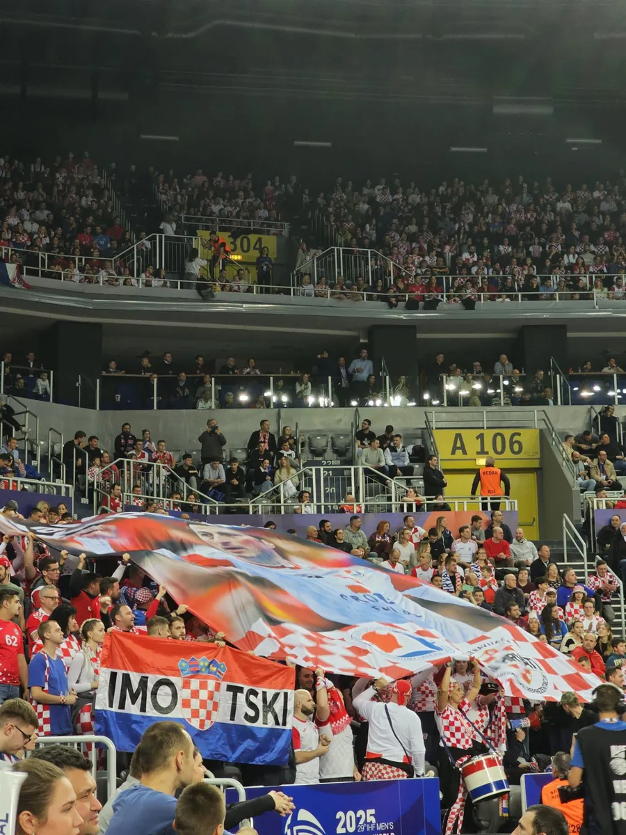 FOTO: U pobjedi Hrvatske isticale se zastave Gruda, Imotskog... i poseban transparent kapetanu Duvnjaku 4