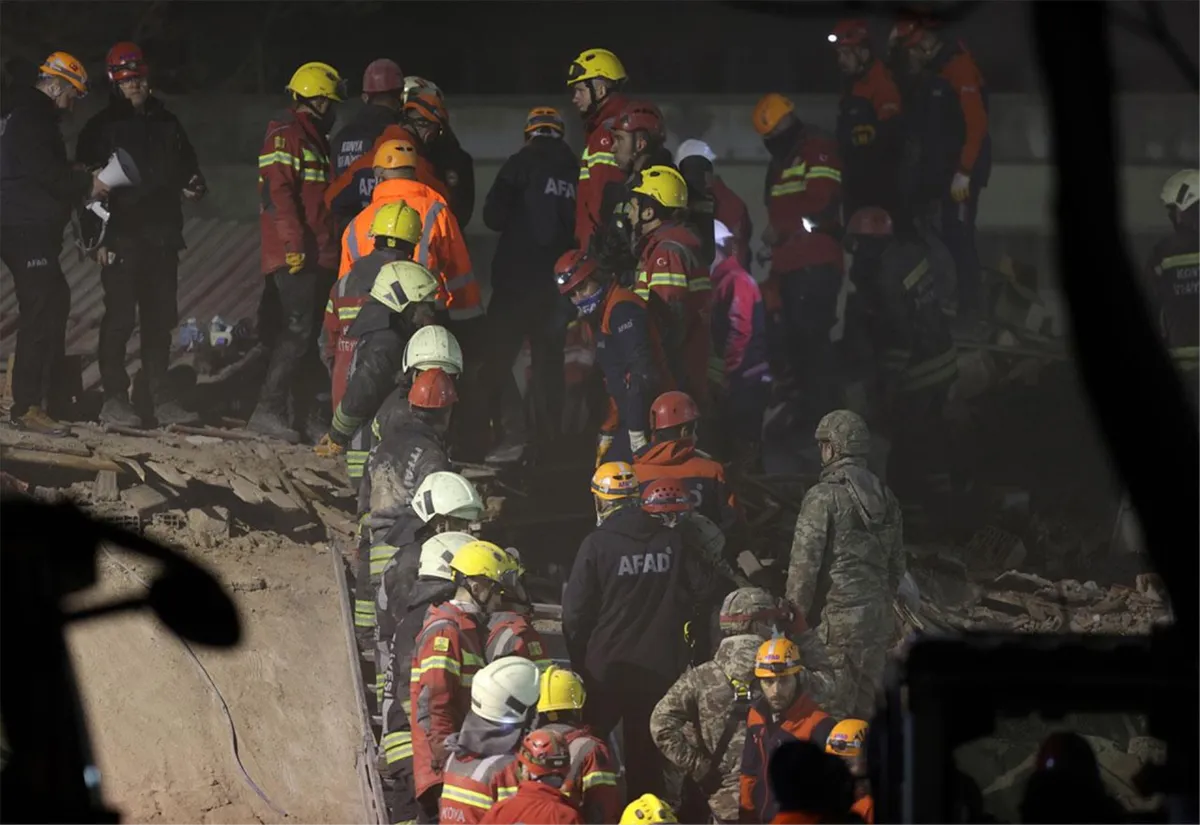 Tragedija u Turskoj: Srušila se trokatna zgrada, spasioci tragaju za preživjelima