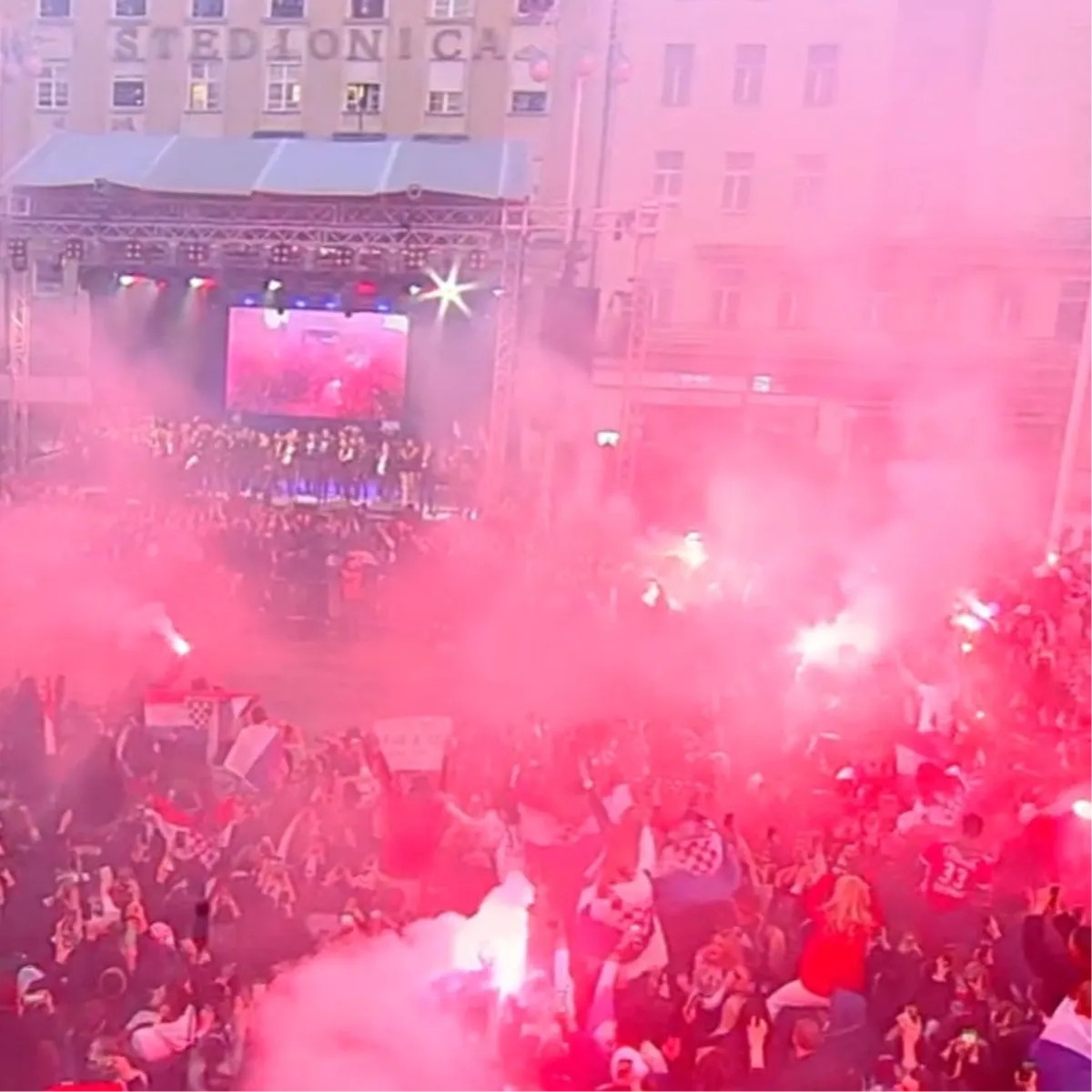 OVAKO JE ZAGREB IZGLEDAO U TRENUTKU KAD JE THOMPSON DOŠAO MEĐU RUKOMETAŠE 2
