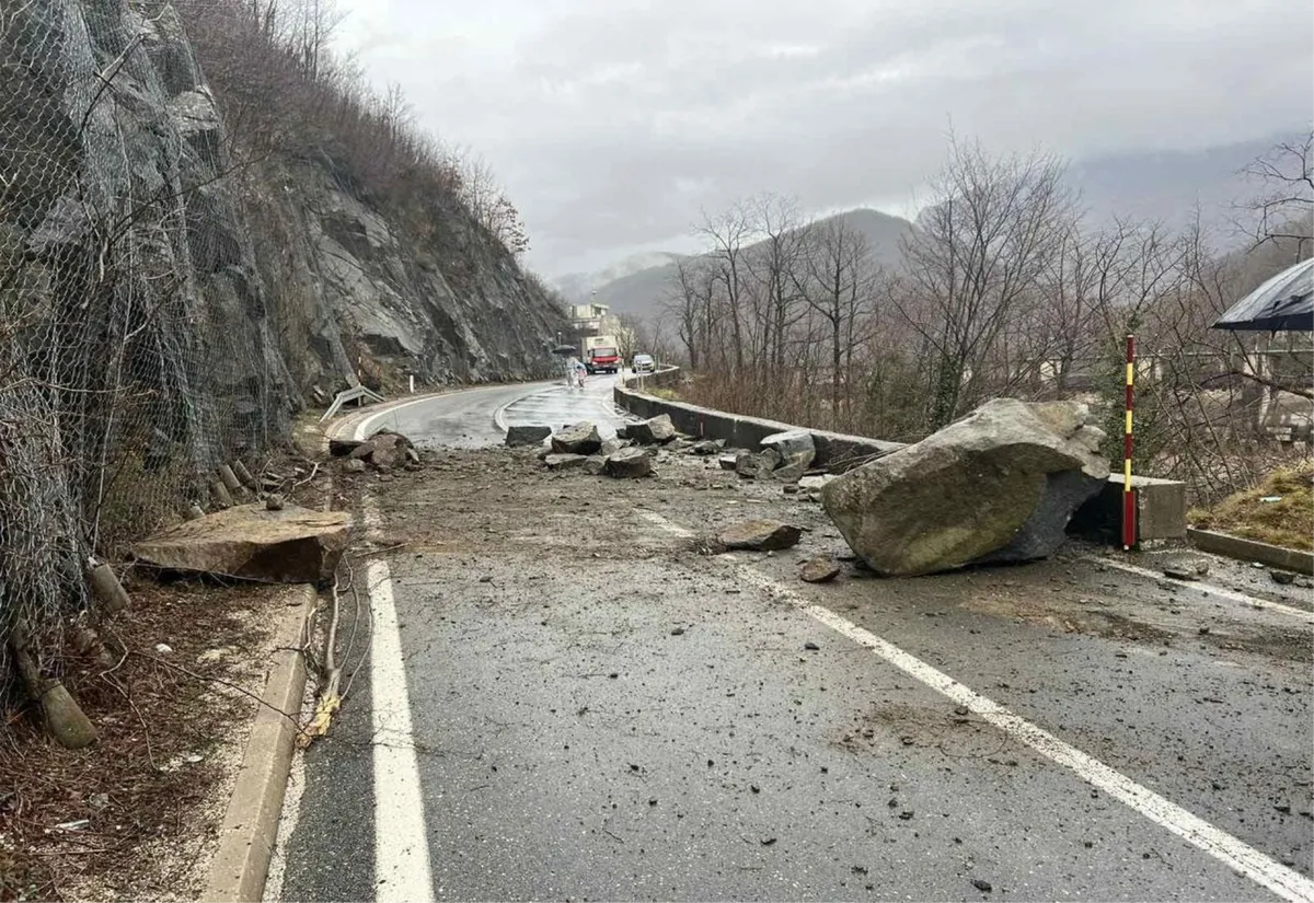 Odron ogromne stjene kod Jablanice usporava promet