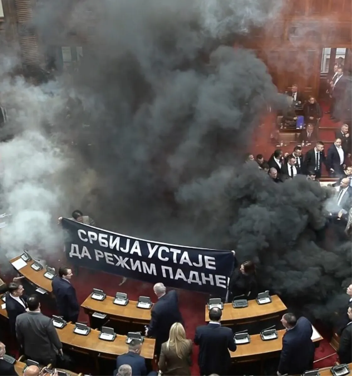 VIDEO - Kaos u Srbiji, u Skupštini zapaljene baklje, nastala tuča