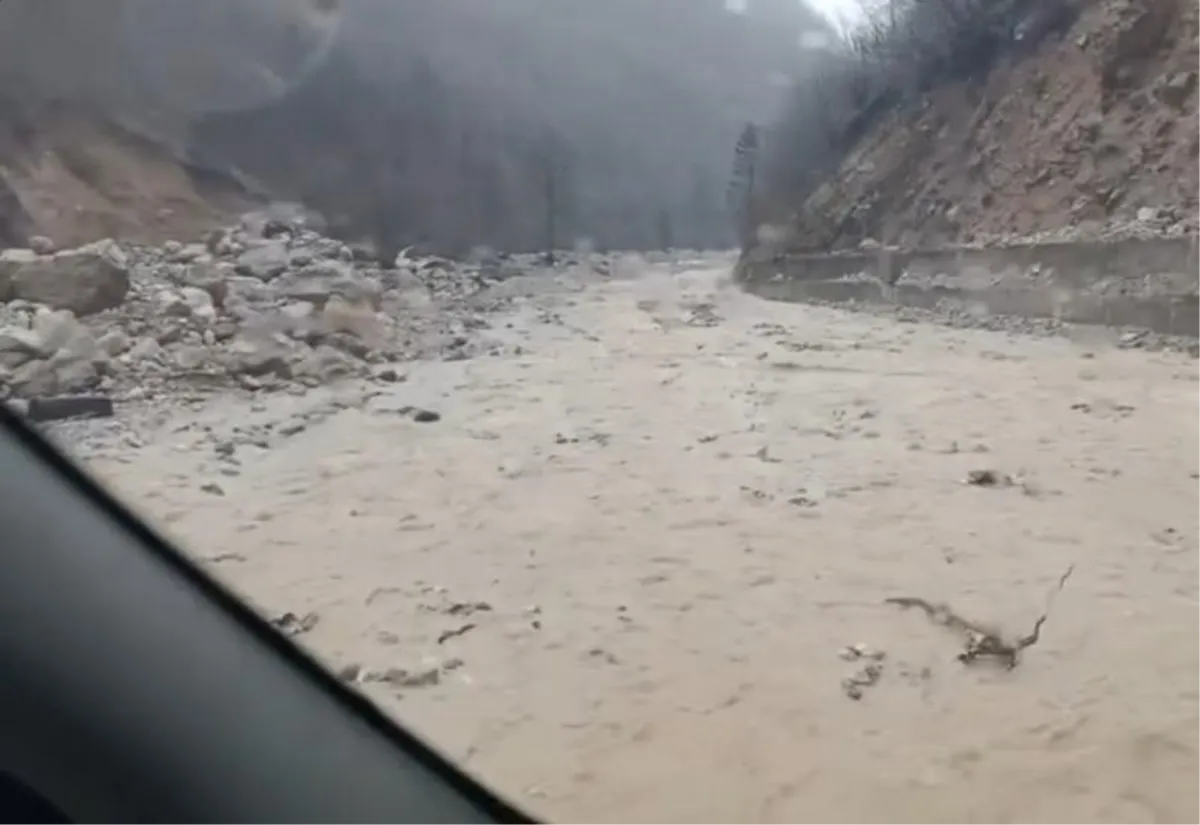 Rijeka teče cestom Jablanica - Blidinje, obilne oborine stvaraju probleme