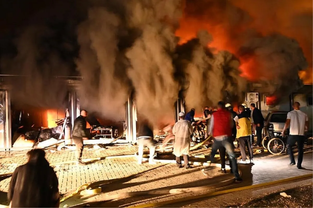 Diskoteka se nalazila u kući, prvo se zapalila zavjesa pa se srušio krov