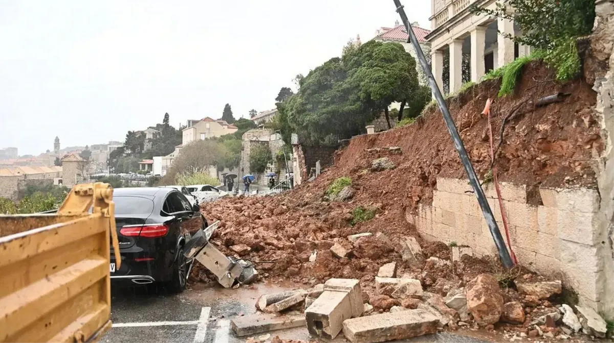 Dubrovnik: Na cestu se odronio zid kuće, automobili zatrpani kamenjem