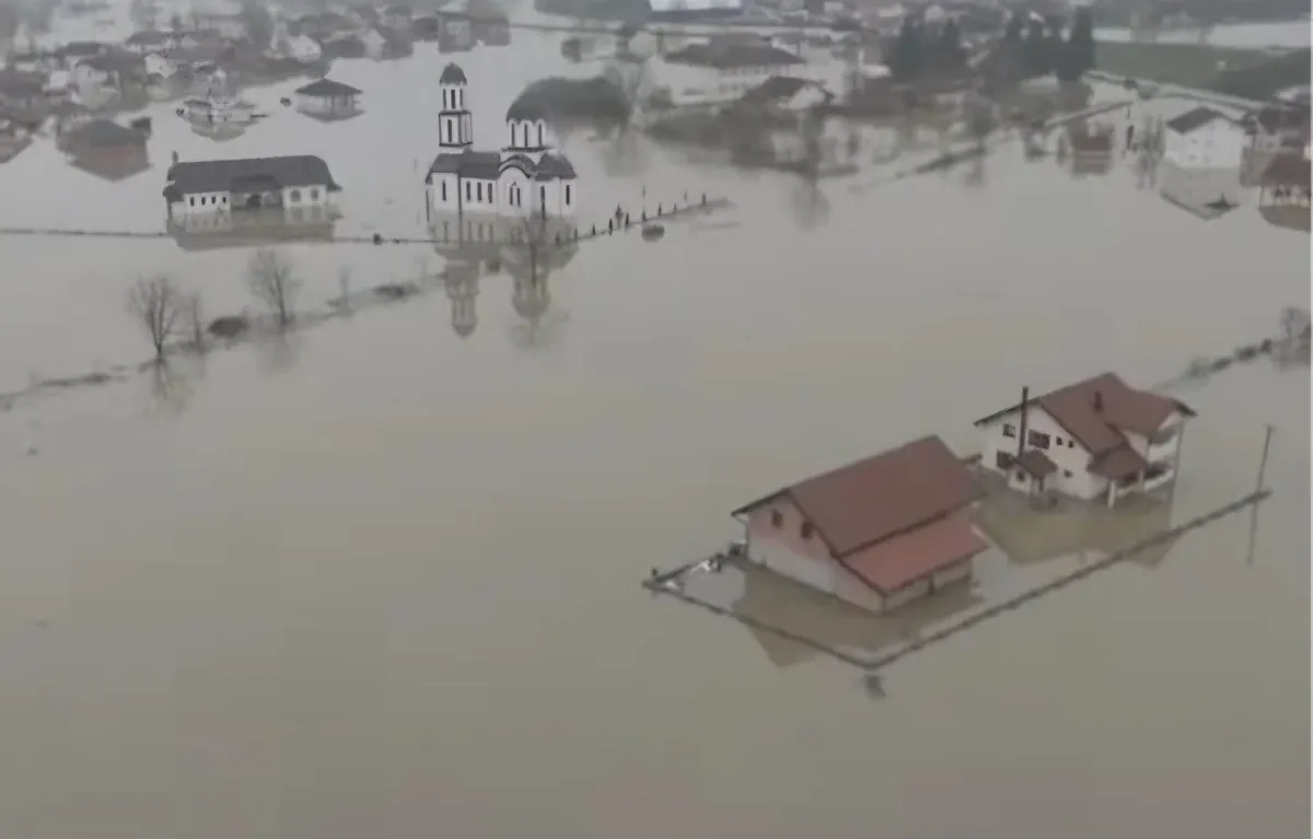 Potopljeno prijedorsko naselje, voda stigla do polovine kuća