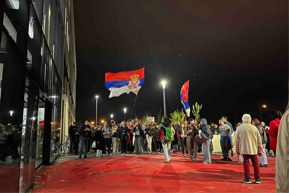 BURNA NOĆ U SRBIJI: Studenti blokirali RTV Srbije i Vojvodine. Direktor televizije: Ovo je otmica