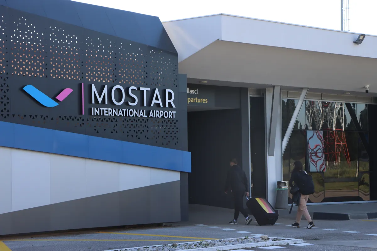 Prvi avion pun putnika iz Düsseldorfa sletio u Mostar FOTO 1