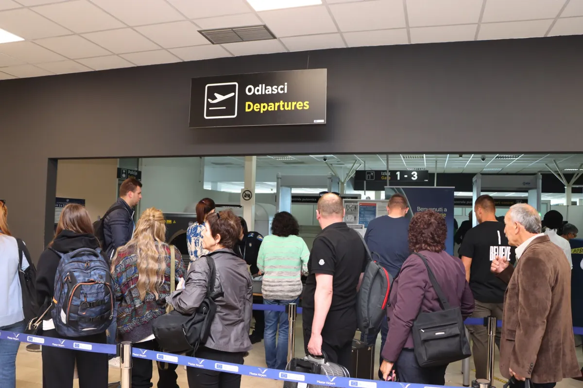 Prvi avion pun putnika iz Düsseldorfa sletio u Mostar FOTO 3