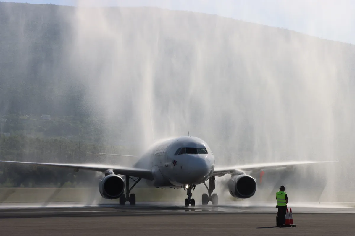 Prvi avion pun putnika iz Düsseldorfa sletio u Mostar FOTO 5