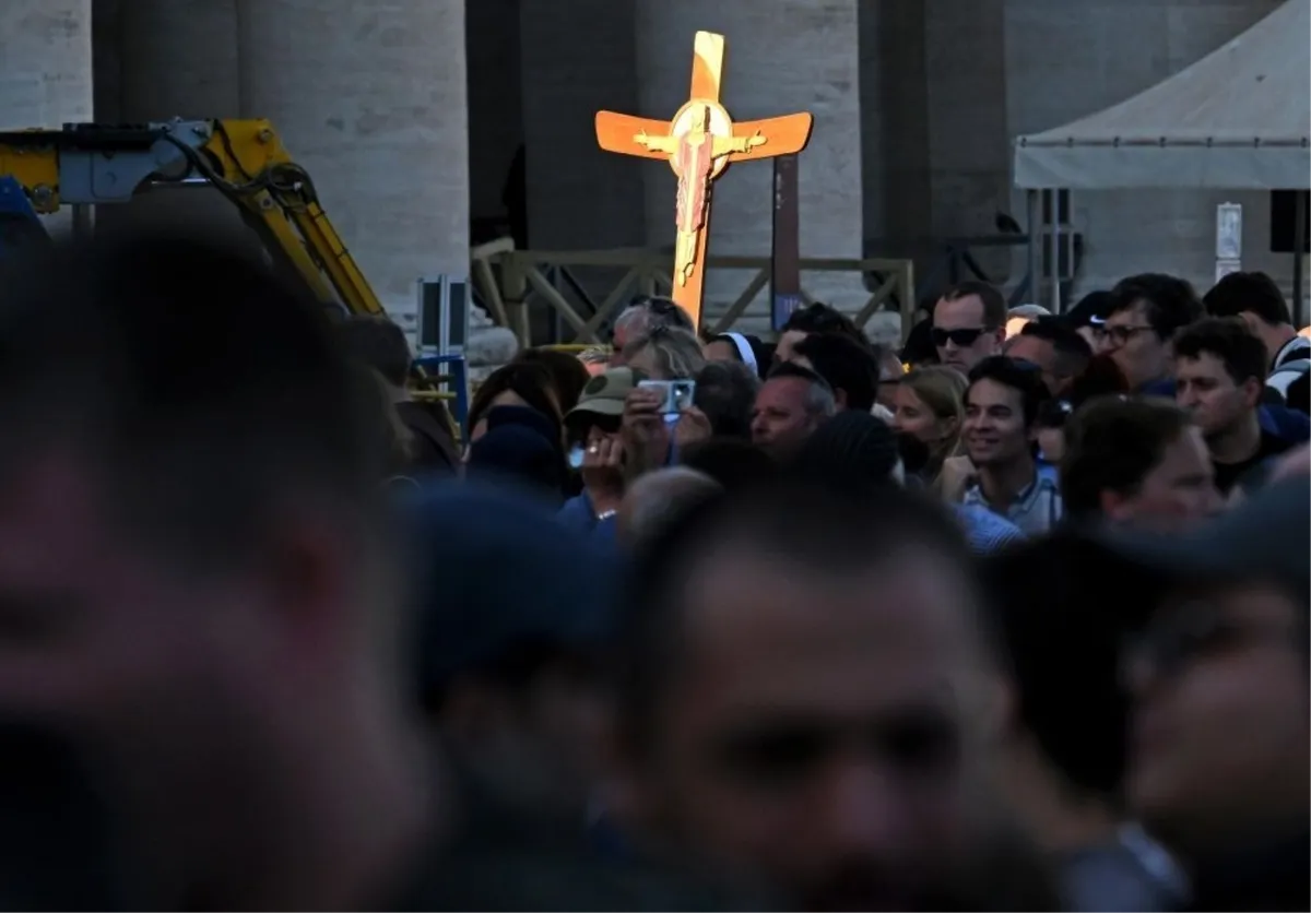 Papa se trenutačno nalazi u Sobi suza, kardinali mu prisežu na vjernost kao Kristovu namjesniku