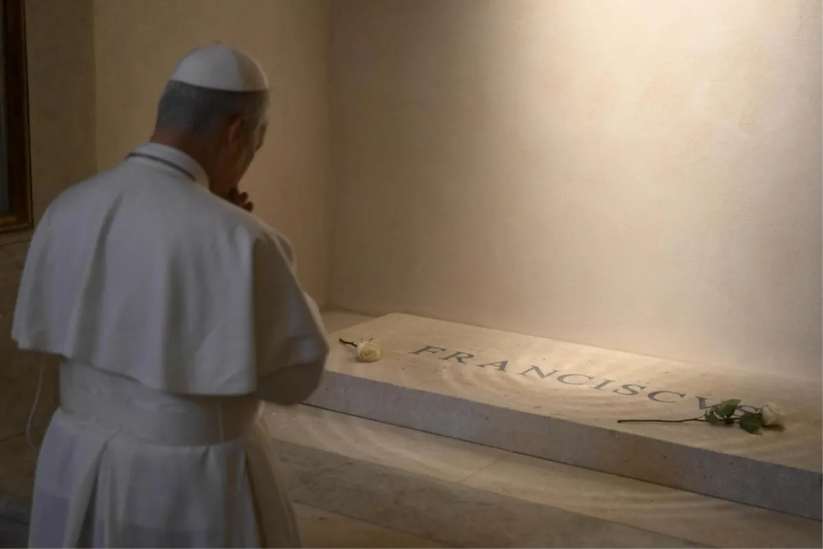 Papa posjetio svetište Djevice Marije izvan Vatikana, zatim se pomolio na Franjinu grobu