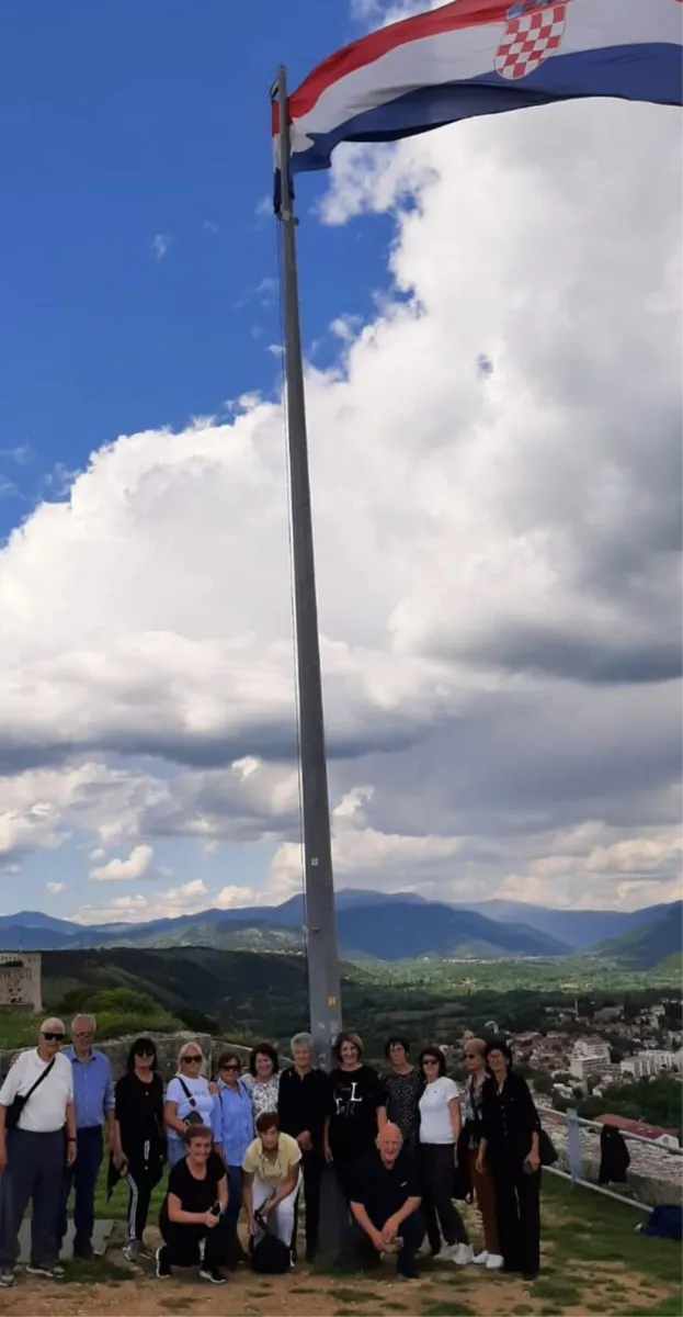 Udruga umirovljenika Grude posjetila Benkovački sajam i povijesni grad Knin 1