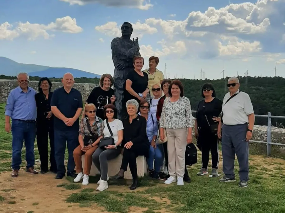 Udruga umirovljenika Grude posjetila Benkovački sajam i povijesni grad Knin