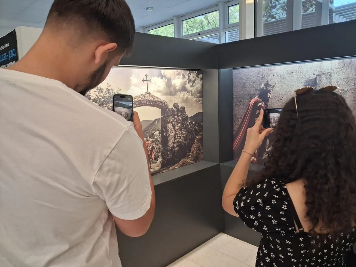 Na Filozofskom fakultetu SUM-a može se pogledati izložba o krunidbi kralja Tomislava FOTO 3