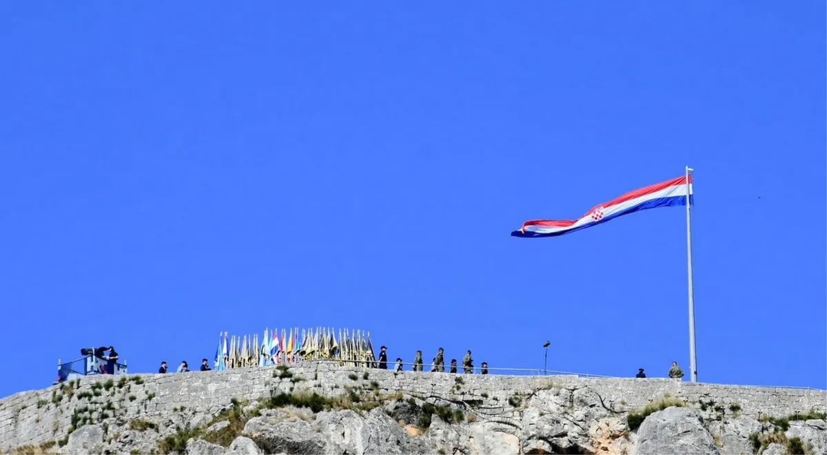 Ukradena hrvatska zastava s Kninske tvrđave