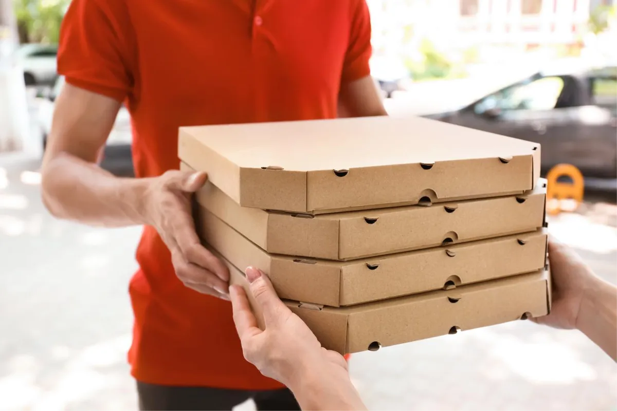 Znate li zašto kutije za pizzu imaju rupe sa strane? Odgovor će vas iznenaditi!