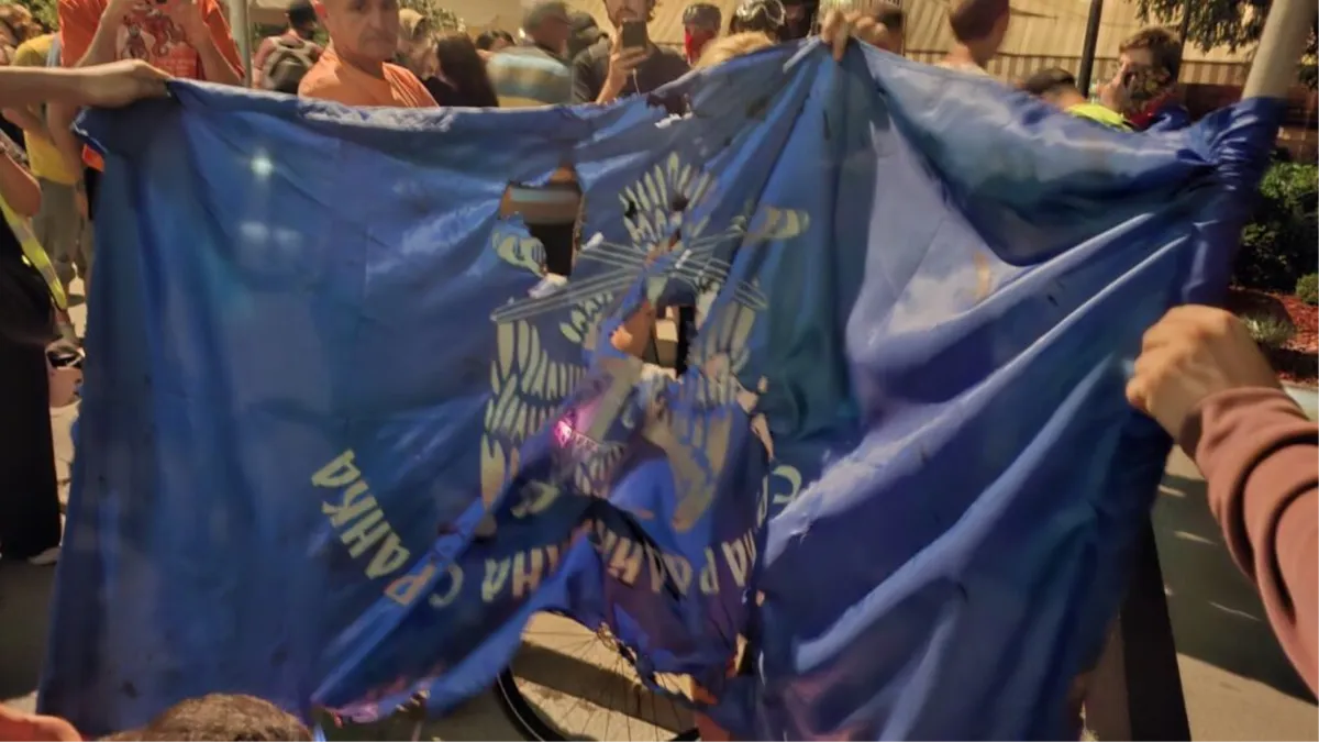 Srbija: U plamenu sjedište Vučićeve stranke, zapaljena zastava Šešeljevih radikala, policija i žandarmerija tuku narod