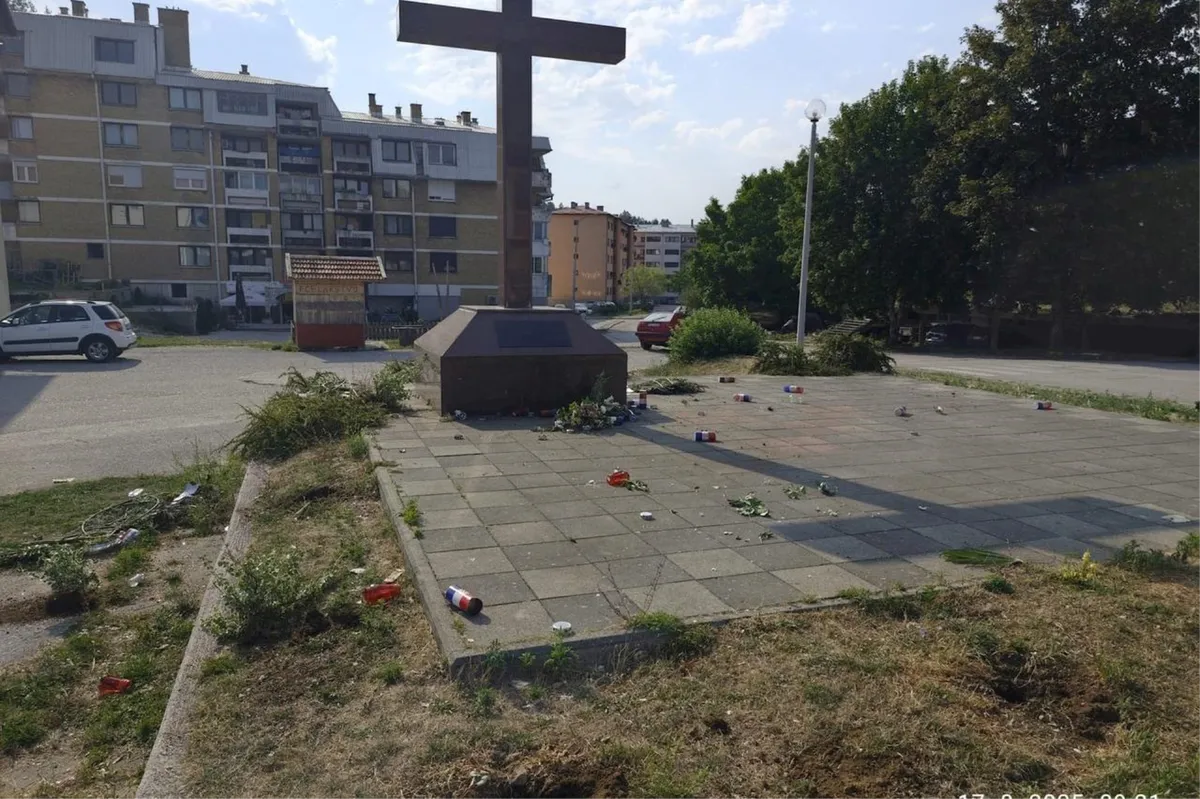 Vandalski napad na spomenik hrvatskim braniteljima u Bosanskom Grahovu