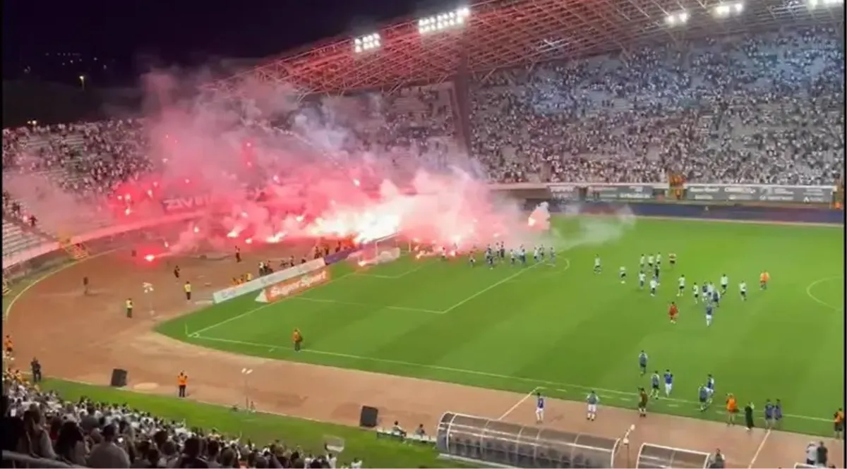 Igrači Hajduka došli pod sjever, Torcida ih je gađala bakljama!
