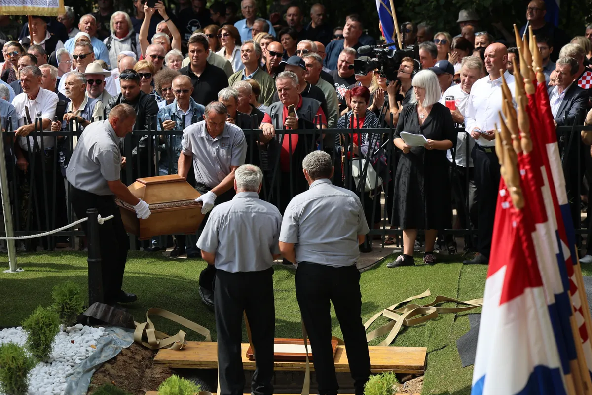 Održan posljednji ispraćaj i ukop 814 žrtava iz masovne grobnice jame Jazovke FOTOGALERIJA
