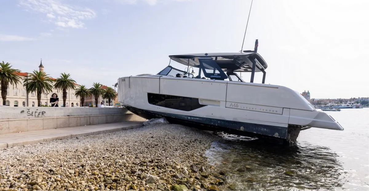 SPLIT: Skiper zaspao i zabio luksuzni brod u obalu
