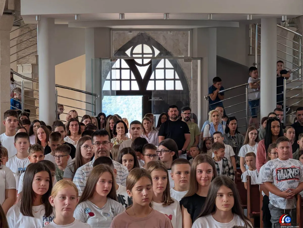 Grudska djeca sjela u školske klupe, zatim nazočila svetoj misi