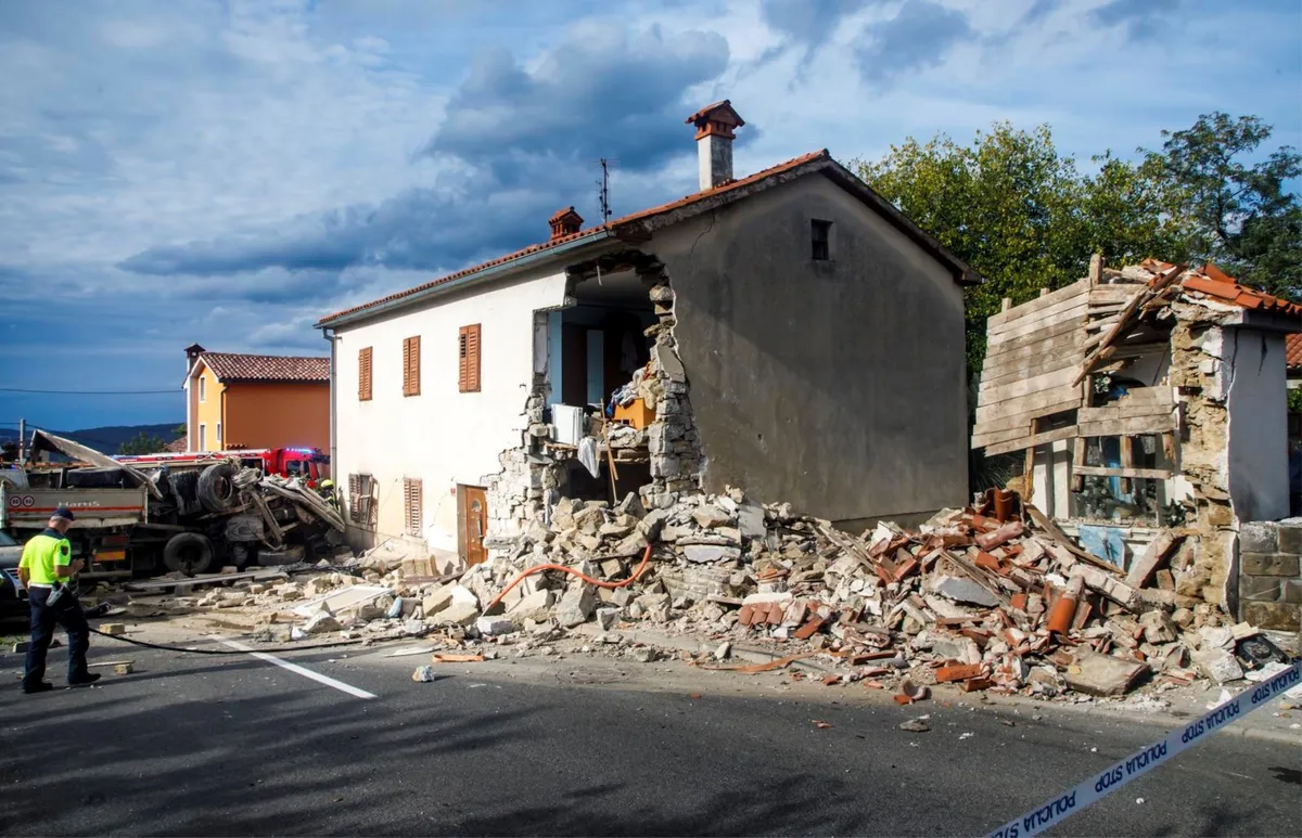Teško ozlijeđeni vozač i suvozač iz BiH, sudarila se dva kamiona iste firme u Sloveniji, srušili dio kuće i kapelicu 