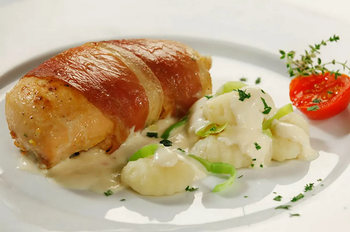 RECEPT: Pileći file u umaku od gorgonzole s hrskavim pršutom