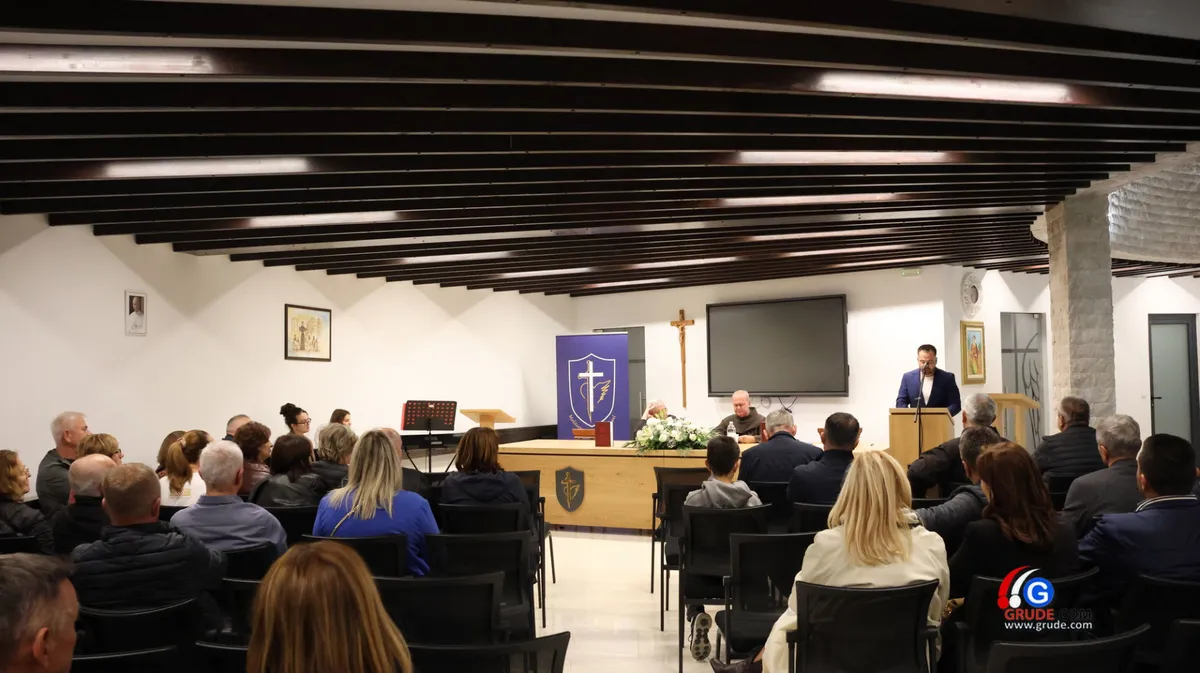 Predstavljena knjiga ''Krvlju opečaćeni za nebo'', u kojoj su opsežno sabrani životopisi 66. hercegovačkih franjevaca ubijenih u II. svjetskom ratu i poraću FOTO