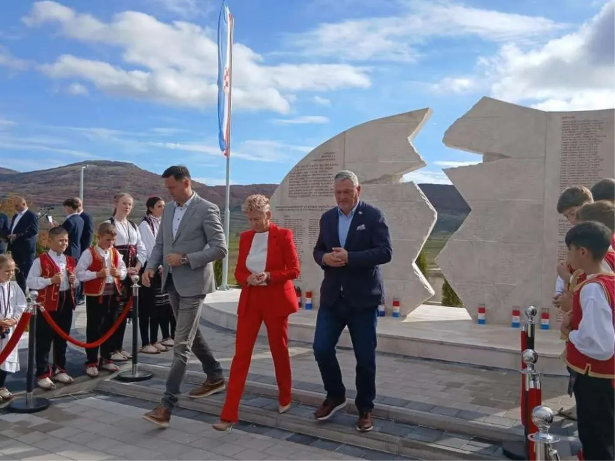 U Roškom Polju otvoren Park sa spomen-obilježjem poginulim hrvatskim braniteljima
