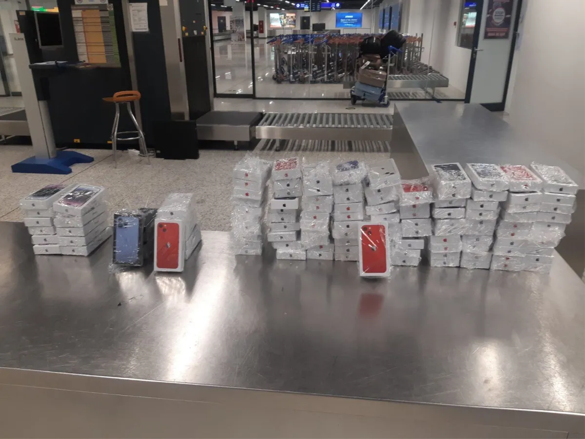 Pokušali na aerodromu prošvercati 123 iphonea 1
