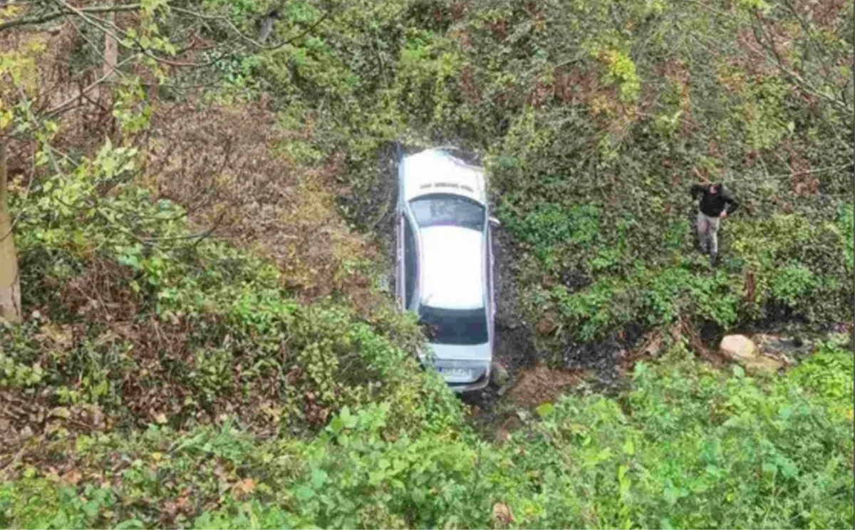 Automobil sletio u provaliju duboku 20 metara