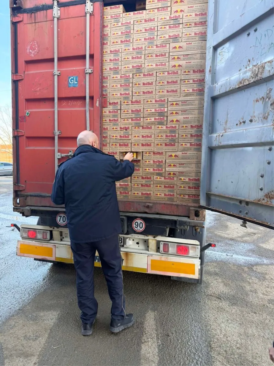 I to se krivotvori: Carinici zapljenili 69.600 limenki krivotvorenog Red Bulla