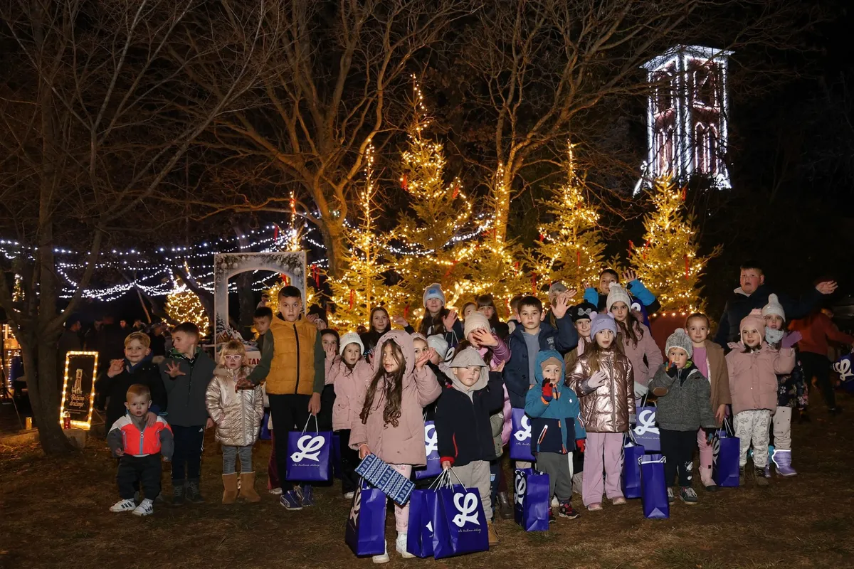 U miru, ljubavi i veselju održan je humanitarni Advent u Bobanovoj Dragi FOTO