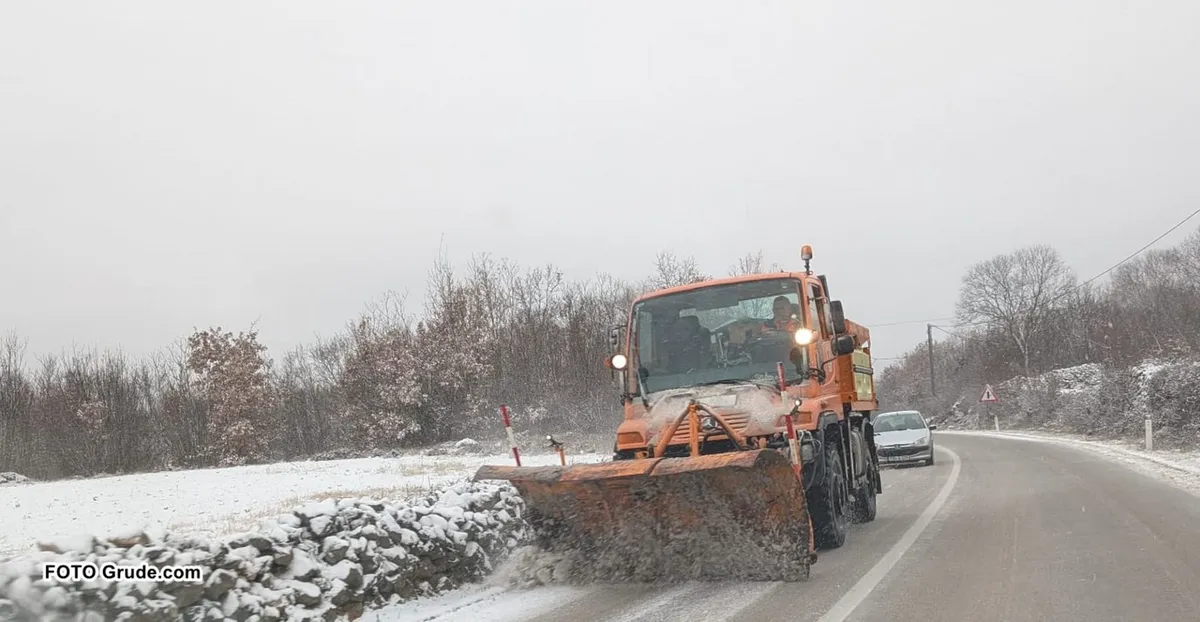 Zbog snijega otežano prometovanje na lokalnim cestama