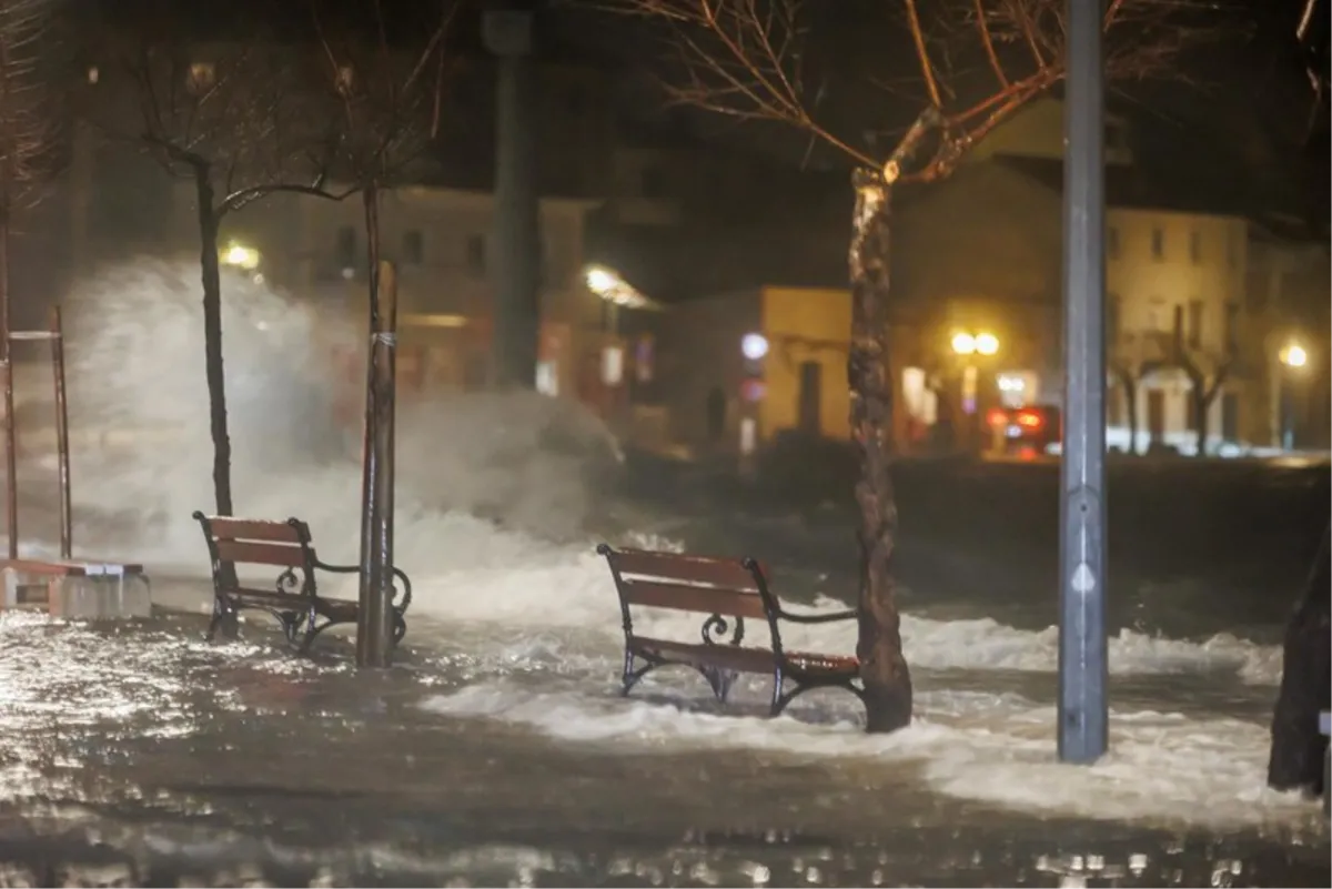 Dalmacija je pod vodom! Dižu se brane od vreća i dasaka! Najgore dolazi noćas, bitno je izdržati