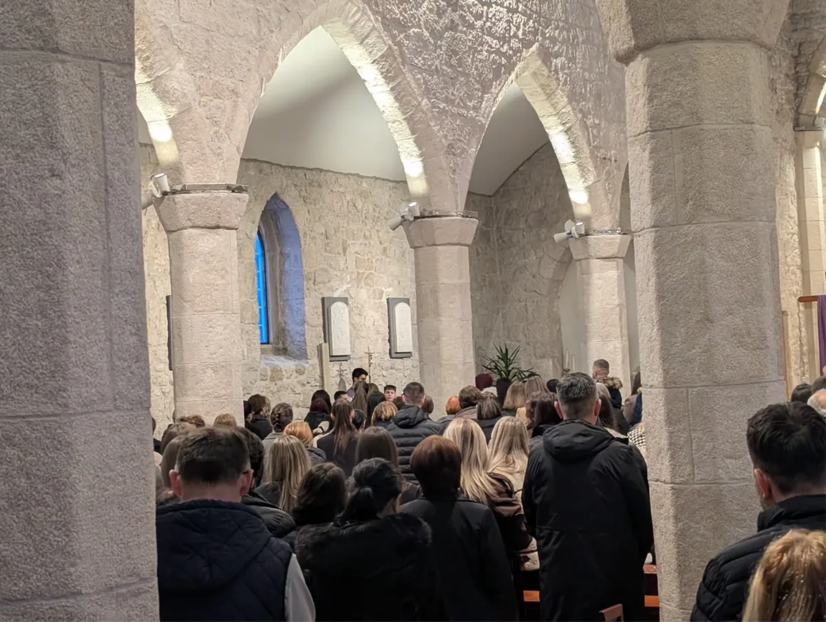 Križni put u prepunoj crkvi u Grudama: Snaga molitve jača od straha i neizvjesnosti