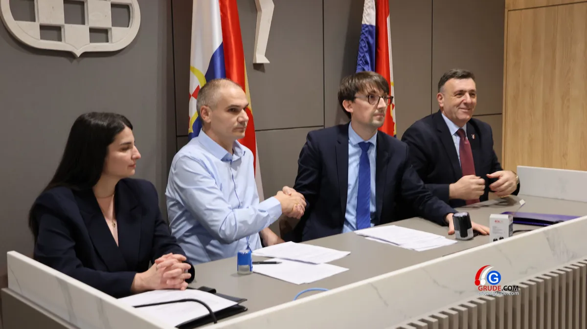 FOTO/VIDEO: Završena saga! POTPISAN SPORAZUM IZMEĐU VLADE I DOKTORA MEDICINE I STOMATOLOGIJE U ZHŽ-U