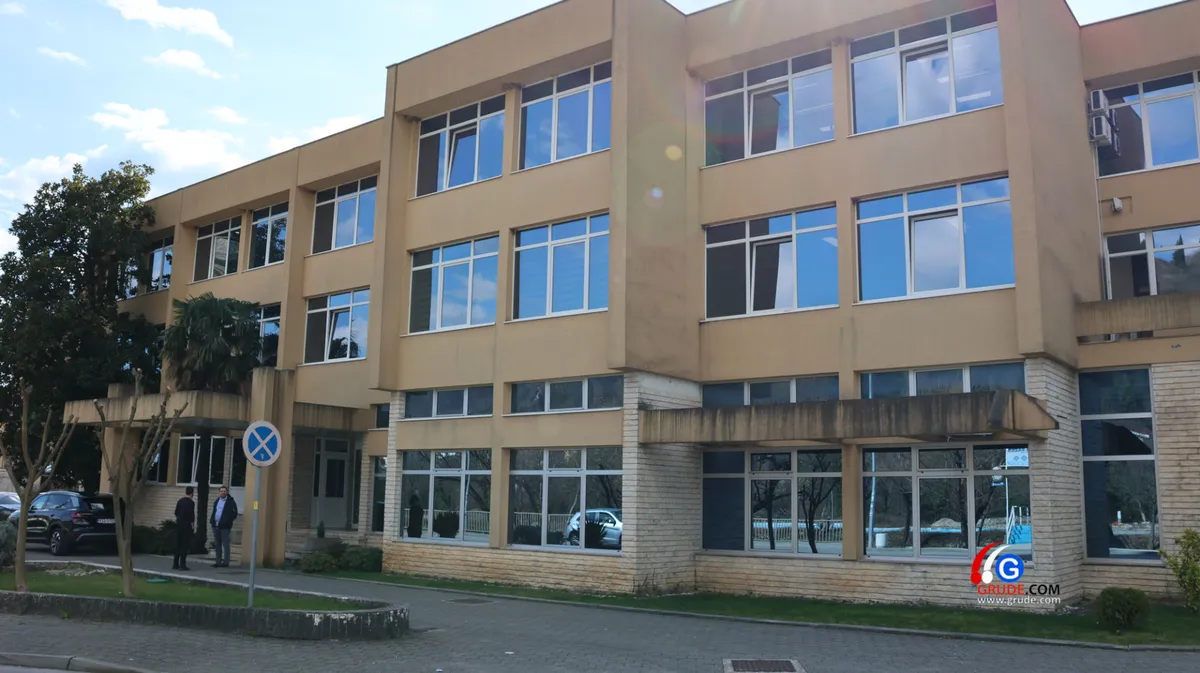Vlada ŽZH telefonski o udžbenicima i regresu