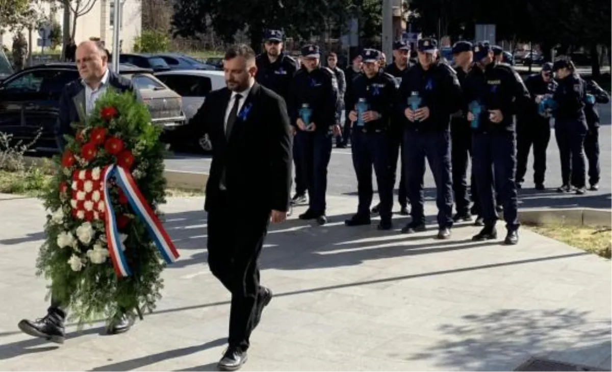 Plava vrpca na reveru policajca u čast poginulim kolegama