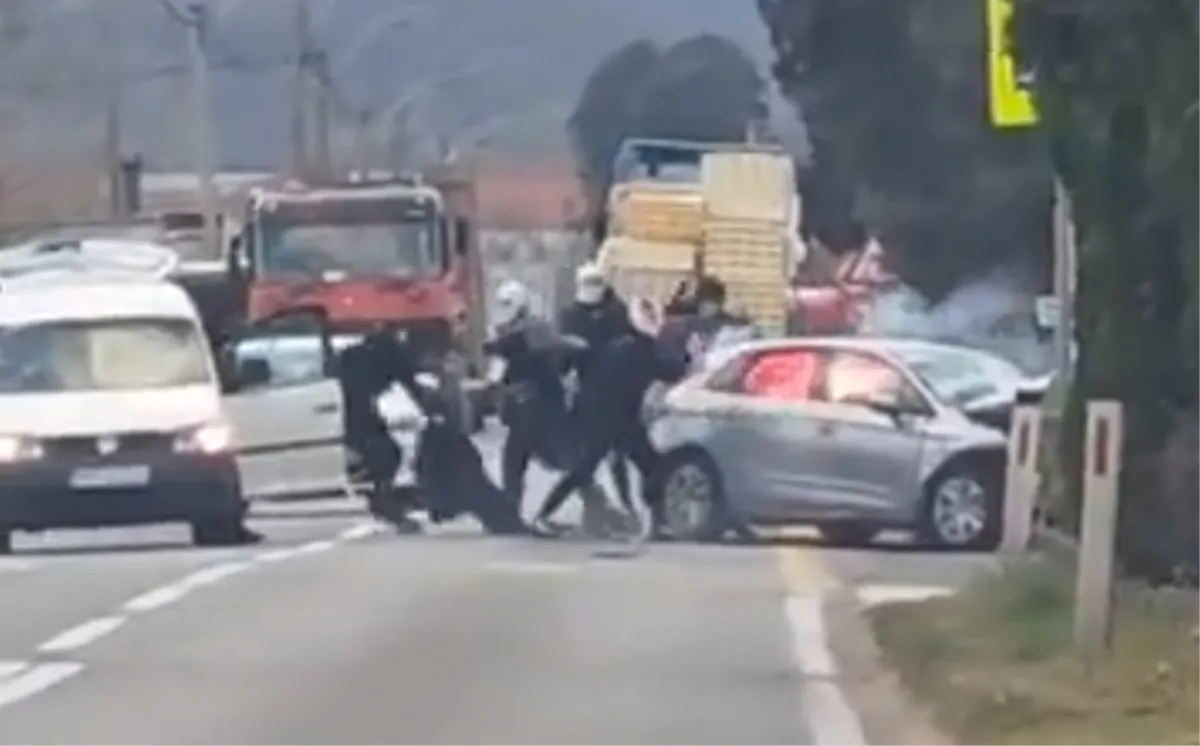 Napali vozača i uzrokovali prometnu nesreću, a onda zapalili napadnuto vozilo VIDEO