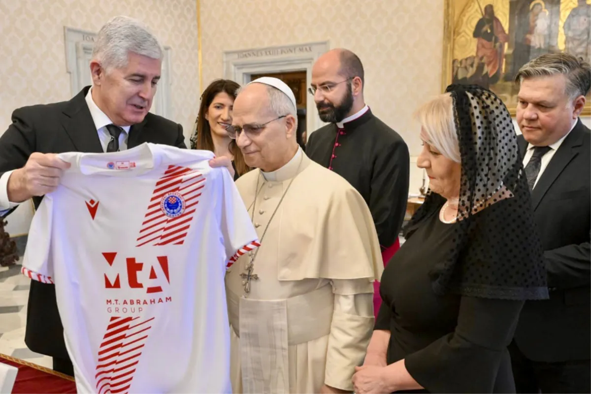 Papa na dar dobio dres Zrinjskog s posvetom, pozvan da iduće godine posjeti Mostar i BiH