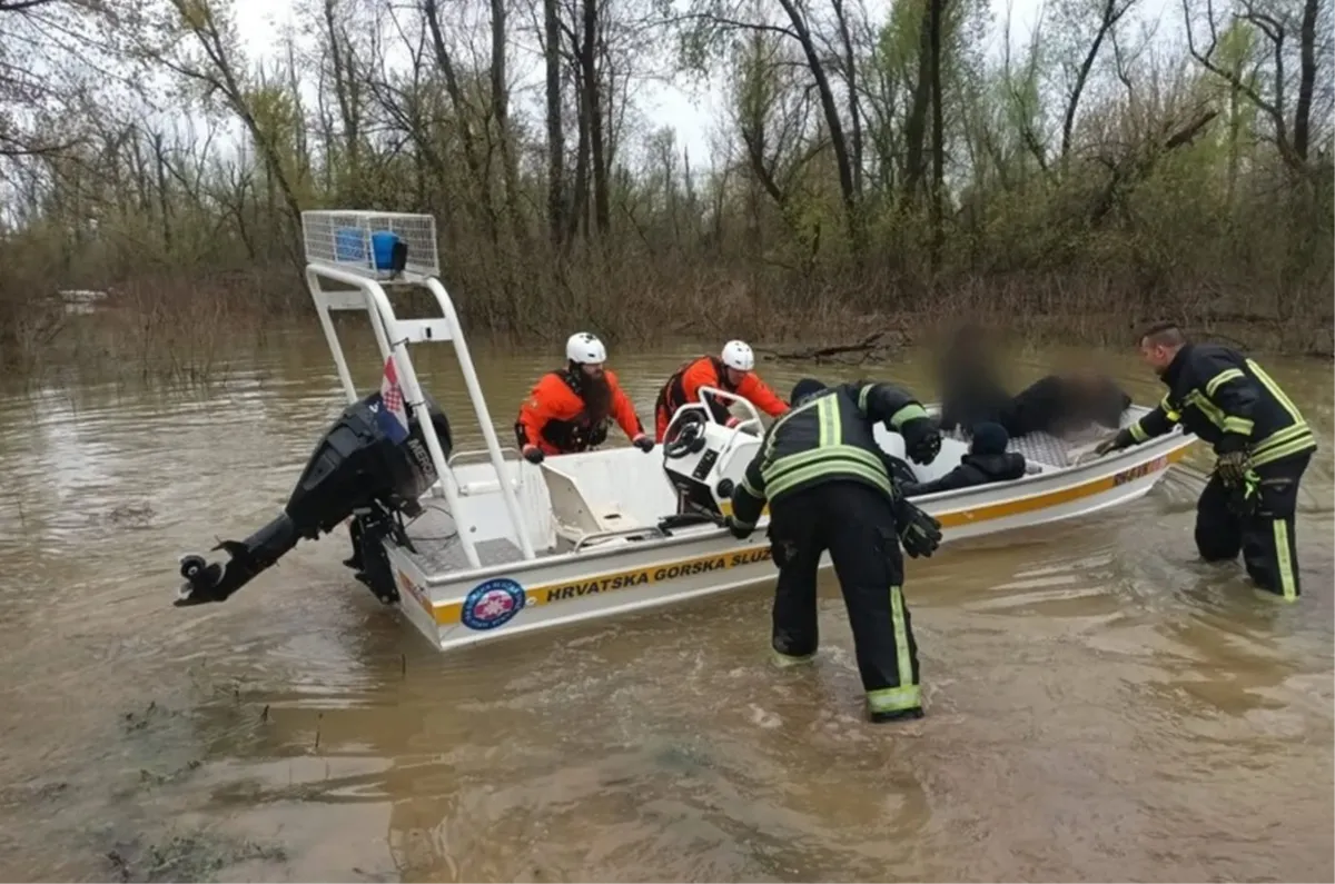 HGSS: Iz Save kod Babine Grede spašeno više desetaka osoba, potraga još traje 