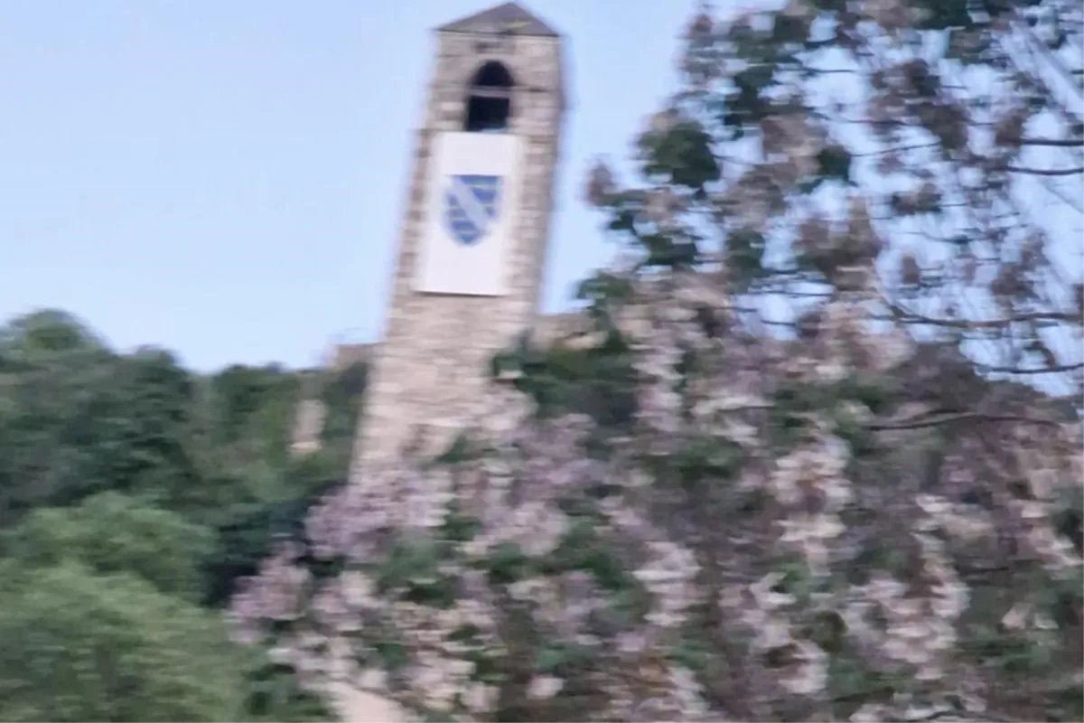 Grad Čapljina oštro osudio postavljanje zastave s ljiljanima u Počitelju: ''Svjesno unošenje nemira''