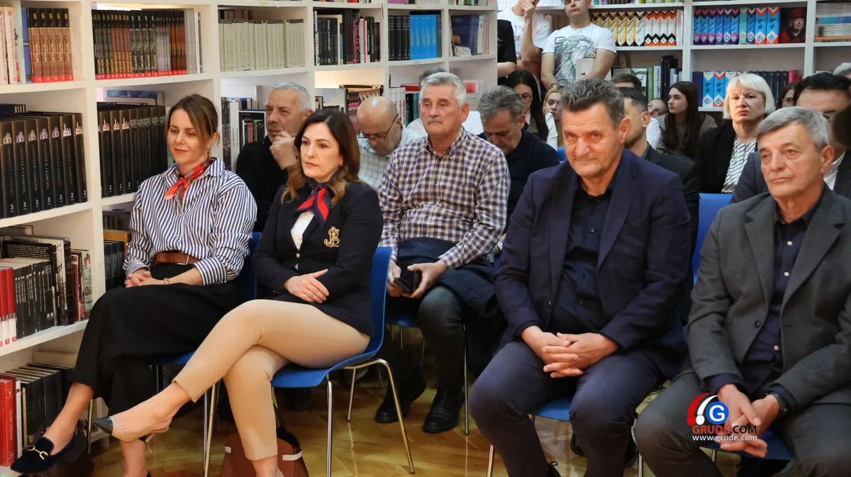 63. Šimićevi Susreti - Predstavljena zbirka ''Pred našom kućom jabuka'' autora Mije Tokića FOTO 1