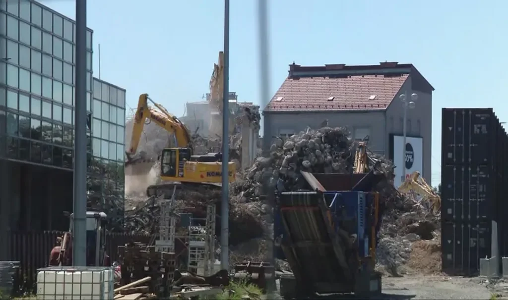 Srušen je, Vjesnikov neboder otišao u povijest