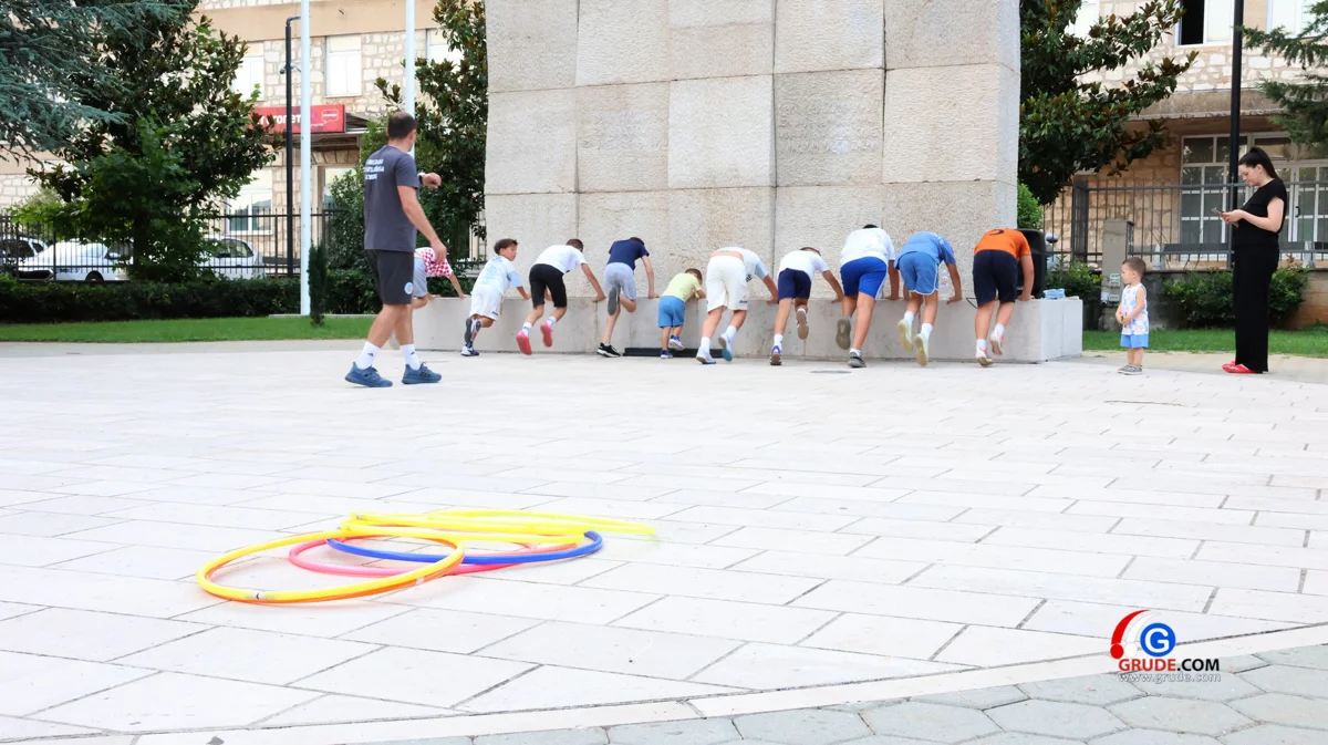 FOTO: Prvi dan dječjeg festivala ''Mala ljetna scena'' oduševio mališane, večeras slijedi nastavak programa 13