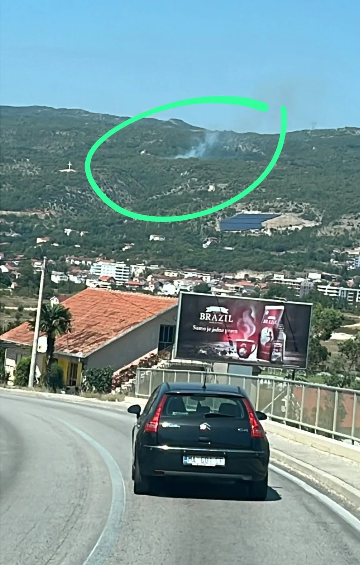 PROMETNICA ZATVORENA: VATROGASCI POKUŠAVAJU STAVITI POŽAR POD KONTROLU, POJAVIO SE NOVI PLAMEN IZNAD GRUDA 1